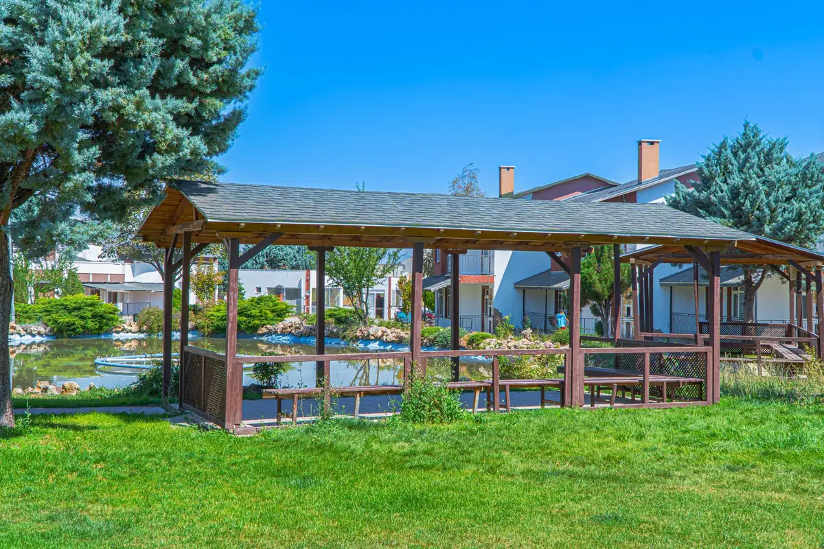 Royal Termal Villa dış görünümü ve bahçesi