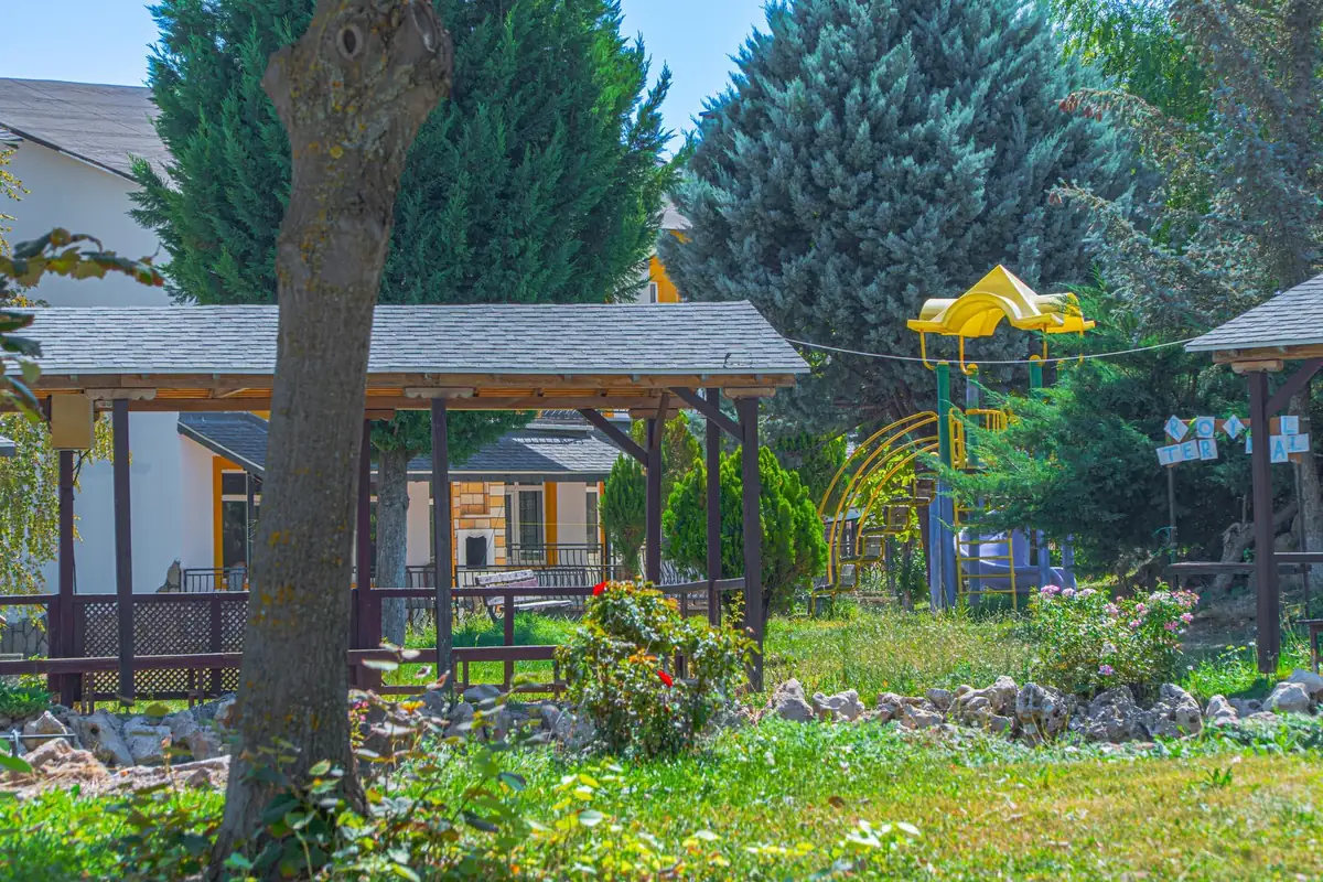 Royal Termal Villa dış görünümü ve bahçesi