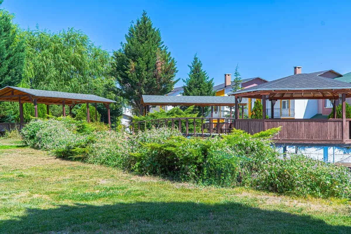 Royal Termal Villa dış görünümü ve bahçesi